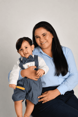 Ingrid, creadora de Matnífico, con su hijo Mateo
